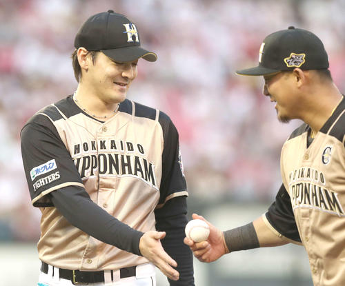 楽天対日本ハム　2回裏、辰己を一ゴロにとり笑顔の有原。右は中田（撮影・黒川智章）