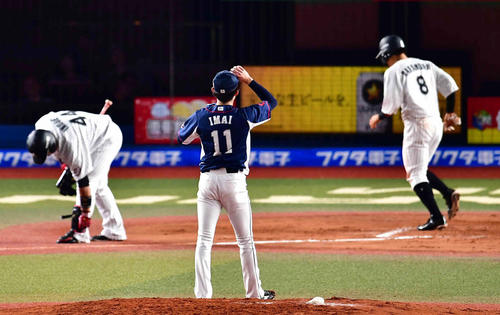 ロッテ対西武　6回裏ロッテ2死満塁、西武先発の今井（中央）は井上（左）に同点の押し出し四球を許す撮影・小沢裕）