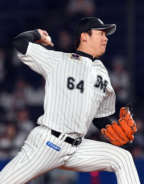 ロッテ対西武　ロッテ先発で力投する二木（撮影・滝沢徹郎）