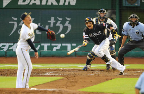 オリックス対ソフトバンク　4回表ソフトバンク1死三塁、松田宣は中前勝ち越し適時打を放つ。投手は山本（撮影・宮崎幸一）