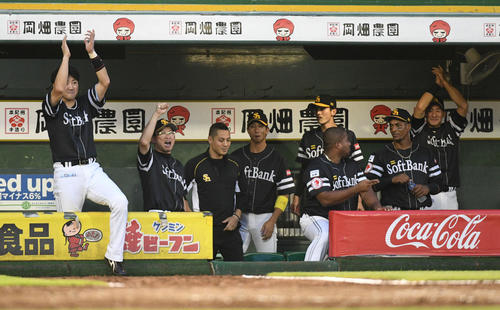 4回表ソフトバンク1死三塁、松田宣の勝ち越し打に喜ぶ内川（左端）らナイン（撮影・渦原淳）