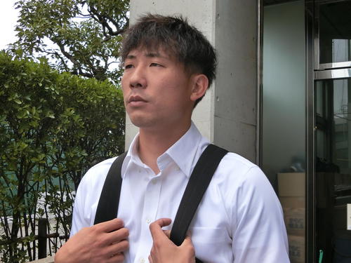 兵庫・鳴尾浜球場で取材に応じた石崎剛