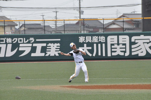 ソフトバンク今宮はノックを受け状態を確認する