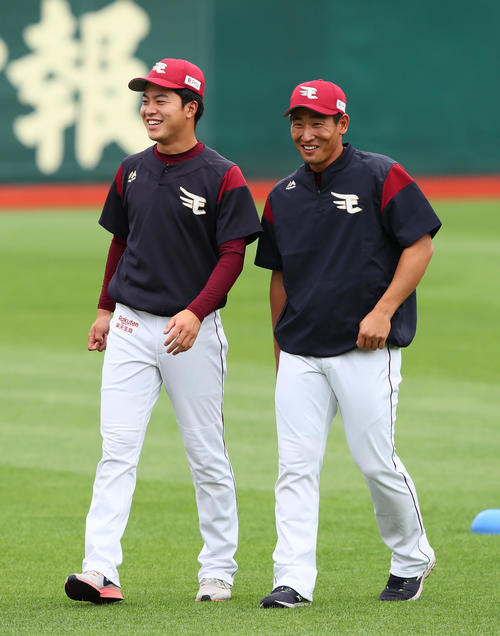 楽天に新加入の下水流（右）は横浜高校の後輩渡辺佳と談笑する（撮影・足立雅史）