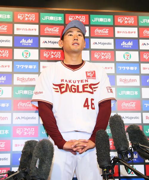 広島からトレードで楽天に加入し会見で意気込みを語る下水流（撮影・足立雅史）