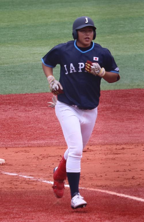 決勝2ランを放ち生還する関東学院大・古寺（撮影・古川真弥）