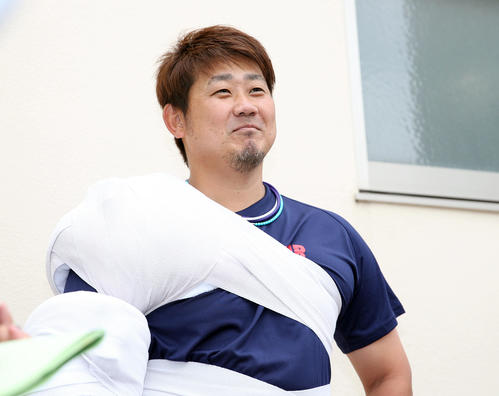 ウエスタン・リーグ　オリックス対中日　登板を終え、笑顔でインタビューに答える中日松坂（撮影・前田充）
