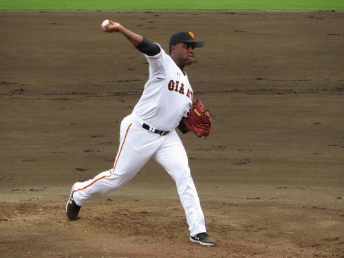 イースタン・リーグの西武戦で来日初登板を果たした巨人デラロサ（撮影・千葉修宏）