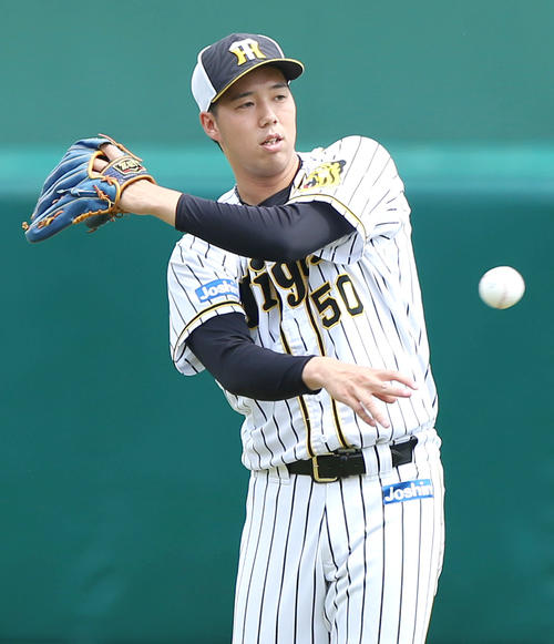 試合前、リラックスしながら練習する青柳晃洋（撮影・上山淳一）
