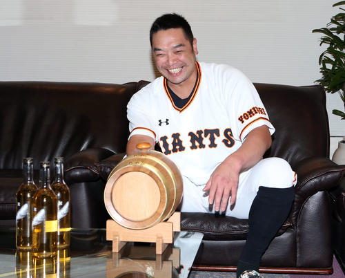 島袋伊江村長から伊江島産ラム酒と通算400号の記念樽をプレゼントされ、笑顔を見せる阿部（撮影・狩俣裕三）