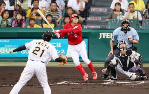 2回表広島1死二、三塁、田中は中飛を放ち犠飛となる（撮影・加藤哉）
