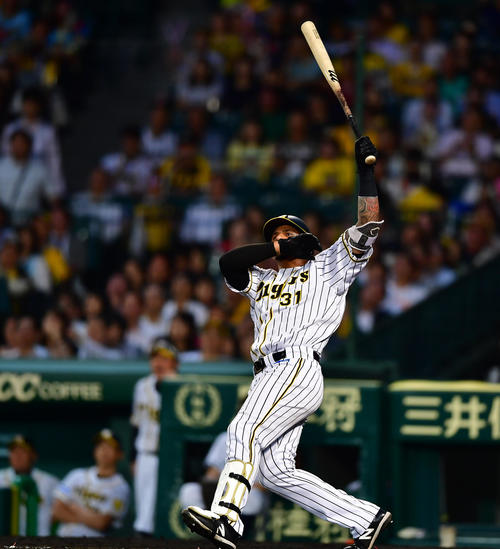 阪神対広島　5回裏阪神無死、左越え同点本塁打を放つマルテ（撮影・清水貴仁）