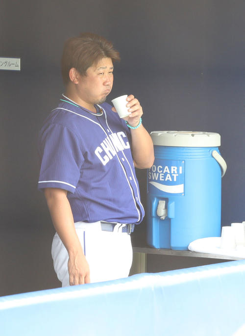 ウエスタン・リーグ　オリックス対中日　3回、ベンチで水分補給をしながら試合を見つめる中日松坂（撮影・前田充）