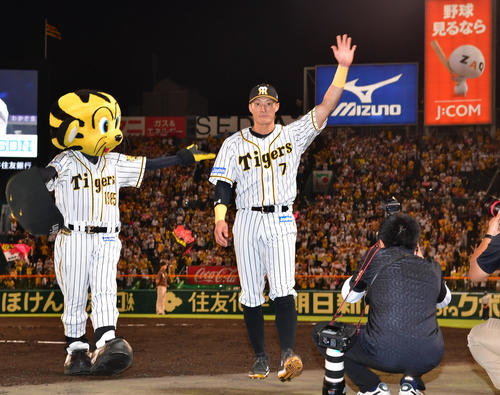 阪神対広島　試合後、ファンに手を振る決勝打の糸井嘉男（撮影・清水貴仁）