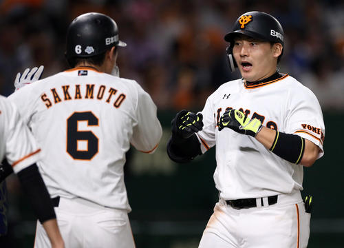 巨人対DeNA　6回裏巨人無死一、二塁、3点本塁打を放ち、坂本勇（左）とタッチを交わす丸（撮影・狩俣裕三）