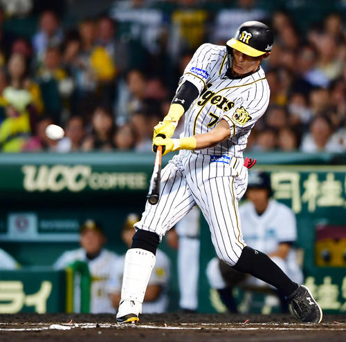 6回裏阪神無死一、二塁、左中間へ勝ち越し2点適時二塁打を放つ糸井（撮影・清水貴仁）