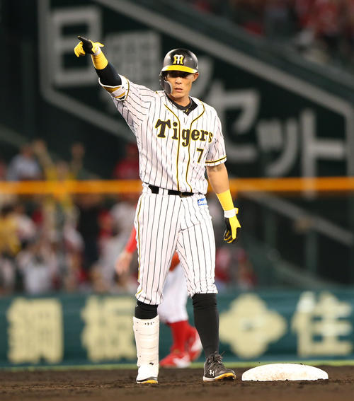 6回裏阪神無死一、二塁、糸井は勝ち越しの2点適時二塁打を放ち塁上でポーズ（撮影・上山淳一）