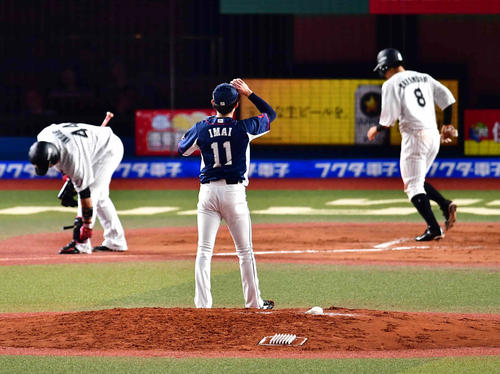 ロッテ対西武　6回裏ロッテ2死満塁、西武先発の今井（中央）は井上（左）に同点の押し出し四球を許す撮影・小沢裕）