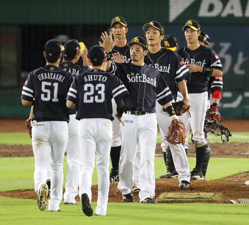 オリックス対ソフトバンク　松田宣浩（中央）は1安打後3連続三振に仕留めた松田遼馬（右から4人目）らとハイタッチ（撮影・宮崎幸一）