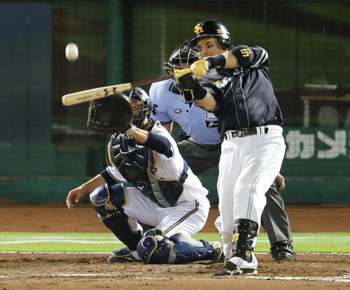 オリックス対ソフトバンク　8回表ソフトバンク1死一塁、松田宣は中越え2点本塁打を放つ（撮影・宮崎幸一）