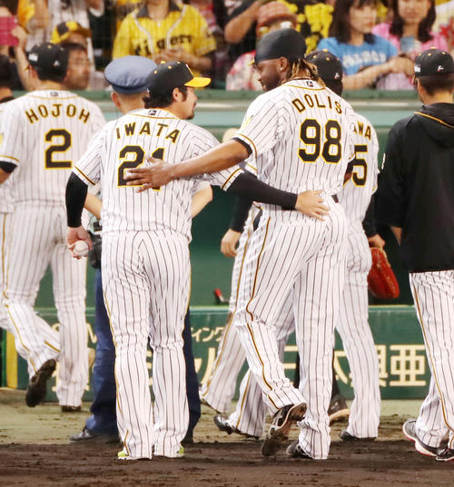阪神対広島　広島に勝利し阪神岩田（左）はドリスからウイニングボールを手渡される（撮影・加藤哉）