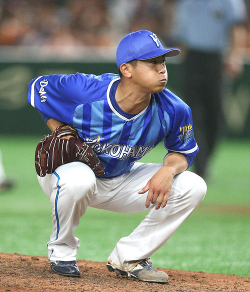 巨人対DeNA　苦しい表情でベンチに戻るDeNA今永。右は戸柱（撮影・中島郁夫）