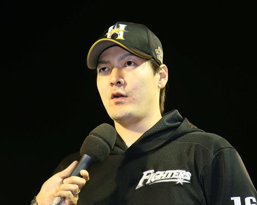 楽天対日本ハム　勝利を挙げヒーローインタビューに答える日本ハム有原（撮影・足立雅史）