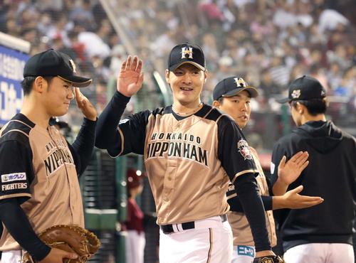 楽天対日本ハム　6回裏楽天1死一塁、ウィーラーを併殺にとり笑顔でベンチに戻る有原（撮影・黒川智章）