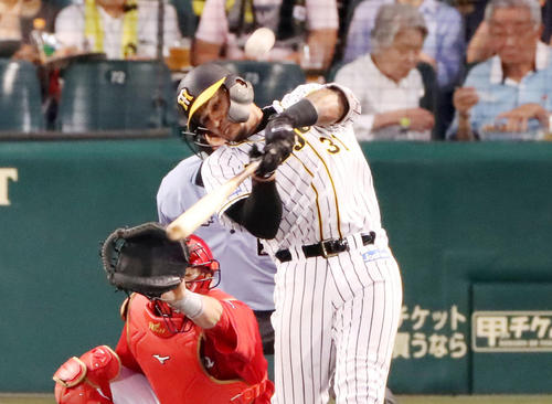 阪神対広島　5回裏阪神無死、マルテは左越え本塁打を放つ（撮影・加藤哉）