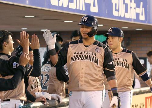 楽天対日本ハム　4回表日本ハム無死一塁、左越え2点本塁打を放ちナインに出迎えられる中田（撮影・黒川智章）
