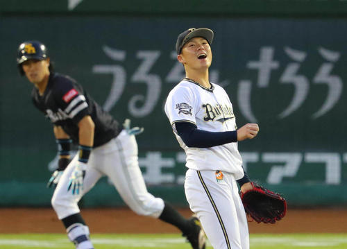 オリックス対ソフトバンク　4回表ソフトバンク1死一、二塁、山本は高田に中前適時打を浴びる（撮影・宮崎幸一）