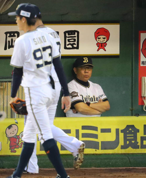 オリックス対ソフトバンク　4回表ソフトバンク攻撃終了、一挙4失点の山本由伸（左後方）を見つめる西村徳文監督（撮影・宮崎幸一）＝2019年7月5日、ほっともっと神戸