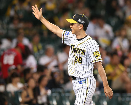 阪神対広島　広島に勝利した矢野燿大監督は、スタンドのファンに笑顔で手を振る（撮影・上山淳一）