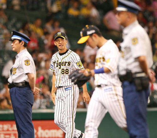 阪神対広島　広島に勝利し笑顔の矢野燿大監督（撮影・上山淳一）