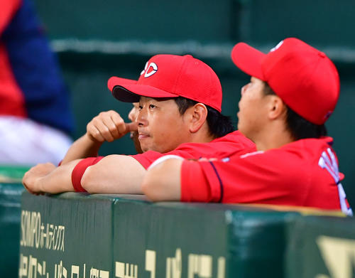 9回、ベンチから試合を見る大瀬良（撮影・清水貴仁）