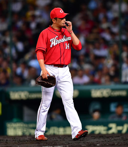 6回、阪神に勝ち越しを許し厳しい顔でベンチに戻る大瀬良（撮影・清水貴仁）