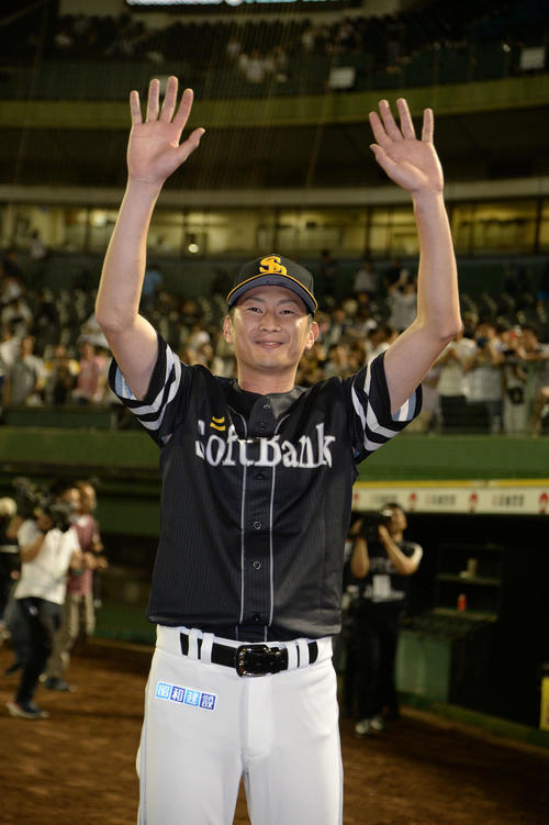 オリックス対ソフトバンク　ヒーローインタビュー後、ファンの声援にこたえる二保（撮影・渦原淳）