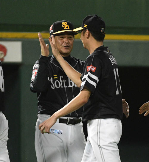 オリックス対ソフトバンク　二保を迎える工藤監督（左）（撮影・渦原淳）