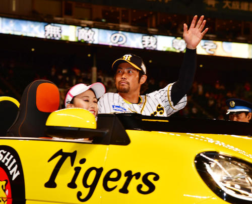 阪神対広島　試合後、ファンに手を振る勝利投手の岩田稔（撮影・清水貴仁）