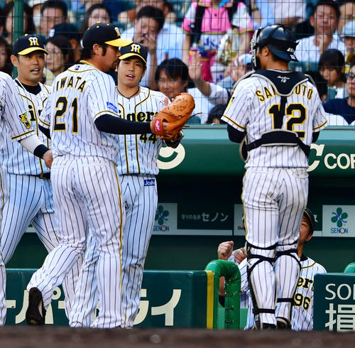 3回を終えた岩田（左から2人目）、坂本郎（右）らを出迎える梅野（撮影・清水貴仁）