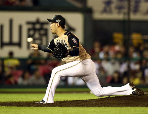 楽天対日本ハム　9回に登板の秋吉（撮影・黒川智章）