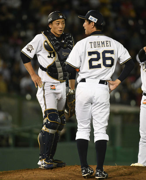 オリックス対ソフトバンク　8回に東明とバッテリーを組む松井雅（左）（撮影・渦原淳）