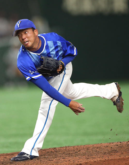 巨人対DeNA　8回裏から登板する斎藤（撮影・狩俣裕三）