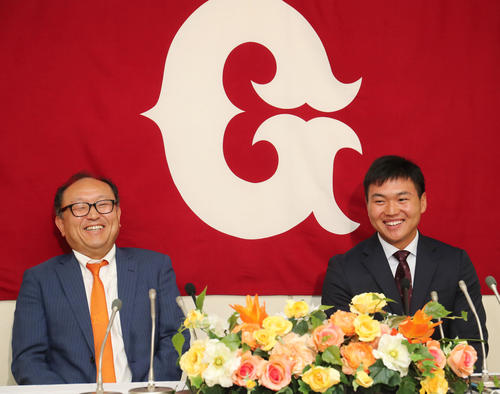 支配下登録発表会見で笑顔を見せる巨人山下（右）と今村球団代表取締役社長兼任編成本部長（撮影・垰建太）