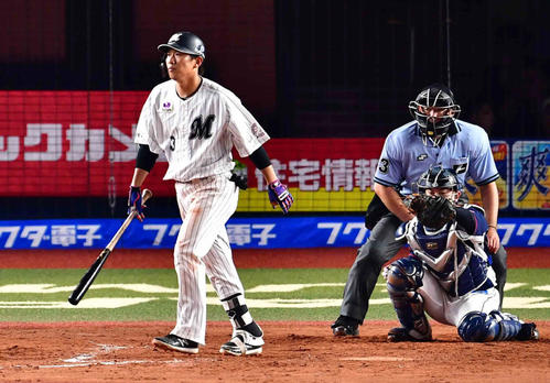ロッテ対西武　8回裏ロッテ1死一、二塁、角中は四球を選ぶ（撮影・小沢裕）