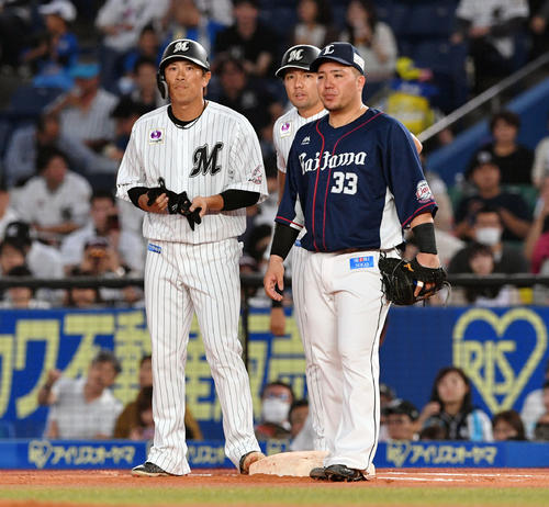 ロッテ対西武　2回裏ロッテ2死、四球で進塁した角中（左）。一塁手山川（撮影・滝沢徹郎）