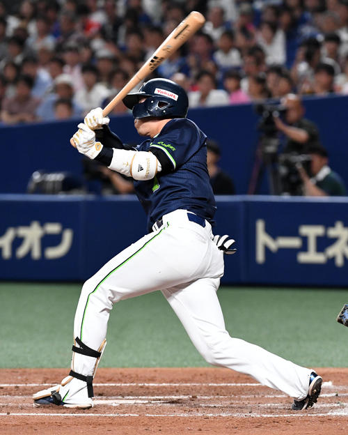 中日対ヤクルト　3回表ヤクルト2死、山田哲は左中間へ本塁打を放つ（撮影・前岡正明）