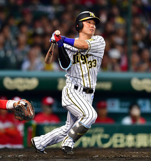 阪神対広島　4回裏阪神2死一、二塁、右越え3点本塁打を放つ糸原（撮影・清水貴仁）