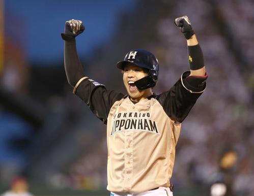 楽天対日本ハム　9回表日本ハム2死一、三塁、左前適時打を放ちガッツポーズで叫ぶ清水（撮影・黒川智章）