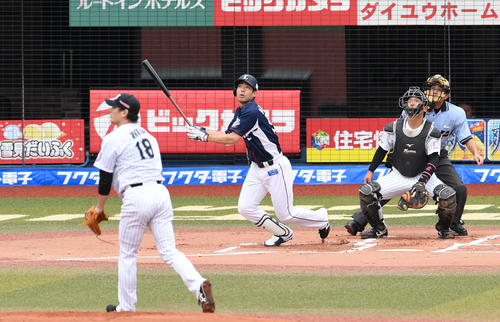 ロッテ対西武　1回表西武無死、秋山は右越えに先頭打者本塁打を放つ。投手涌井（撮影・山崎安昭）